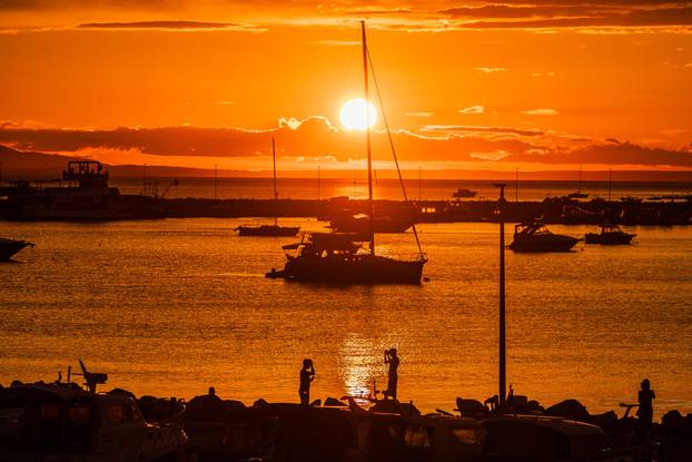 Novalja: Zalazak sunca uz oblake i more