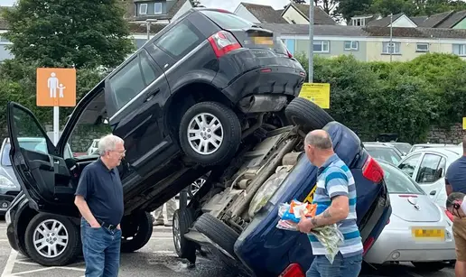 Bum! Tras! Vozačica se autom 'popela' na drugi: 'Ovo izgleda kao moderna umjetnost...'