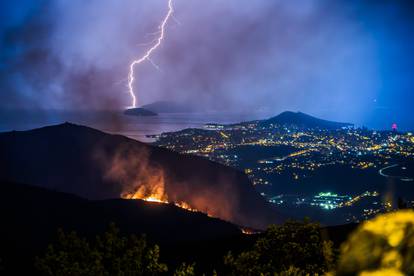 FOTO Strašna oluja na splitskom području! Munje izazvale više požara na padinama Mosora!