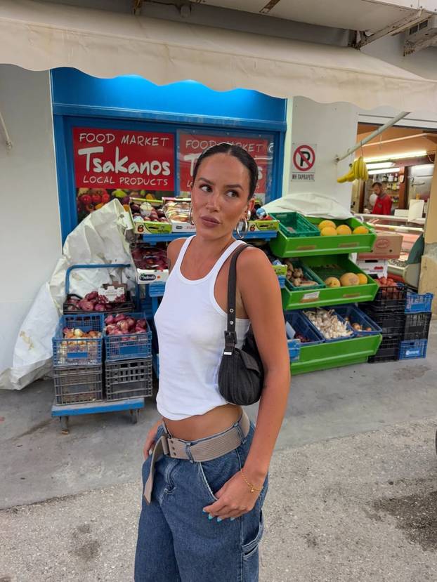 FOTO Sve nosi bez grudnjaka! Australka Eliza je cijela prirodna, kaže da voli slobodu