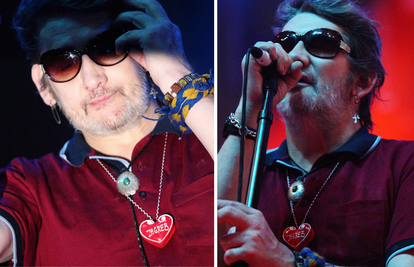 Shane MacGowan pjevao je na Šalati 2011. s The Poguesima: Nosio licitarsko srce na vratu