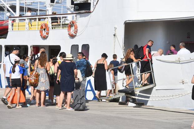 Šibenik: Spas od vru?ina mnogi su odlu?ili potražiti na otocima 