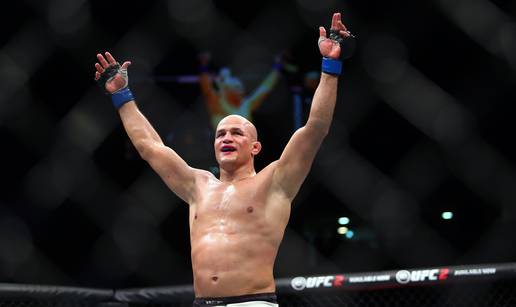 Spektakl! Junior dos Santos je nokautirao 'Crnu zvijer' Lewisa