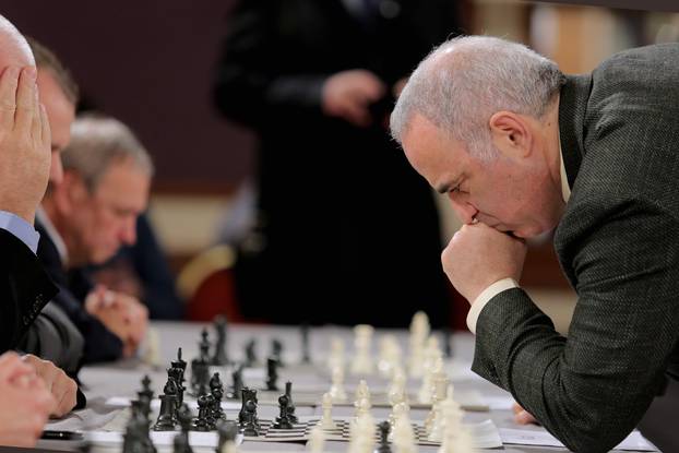 Zagreb: Garry Kasparov odigrao simultanku s poznatim osobama i Å¡ahistima