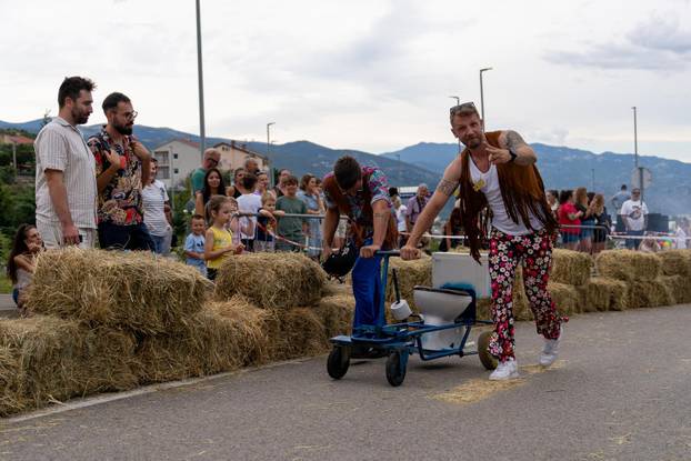 Senj: Održana 1. Senjska maškarana utrka 'Gravity race Senj 2025' podno tvrđave Nehaj