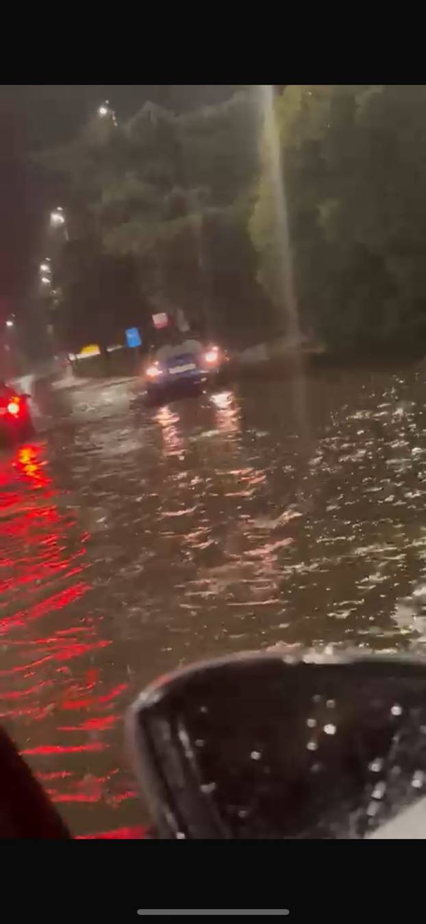 FOTO UŽASA Oluja razorila dio benzinske u Umagu, padao led! Ulice su bile skroz poplavljene