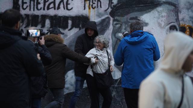 Beograd: Aktivistice privedene nakon što su jajima gađale mural Ratka Mladića