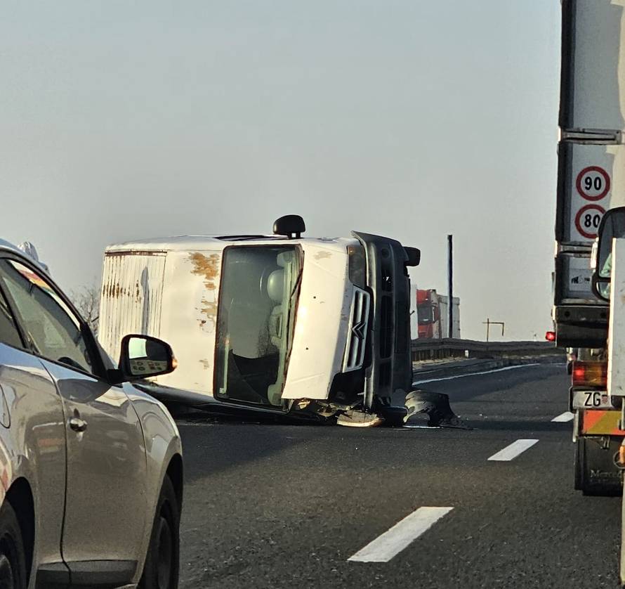 Kaos na istoku Zagreba: Na obilaznici se prevrnuo kombi, kolona je duga 2 kilometra