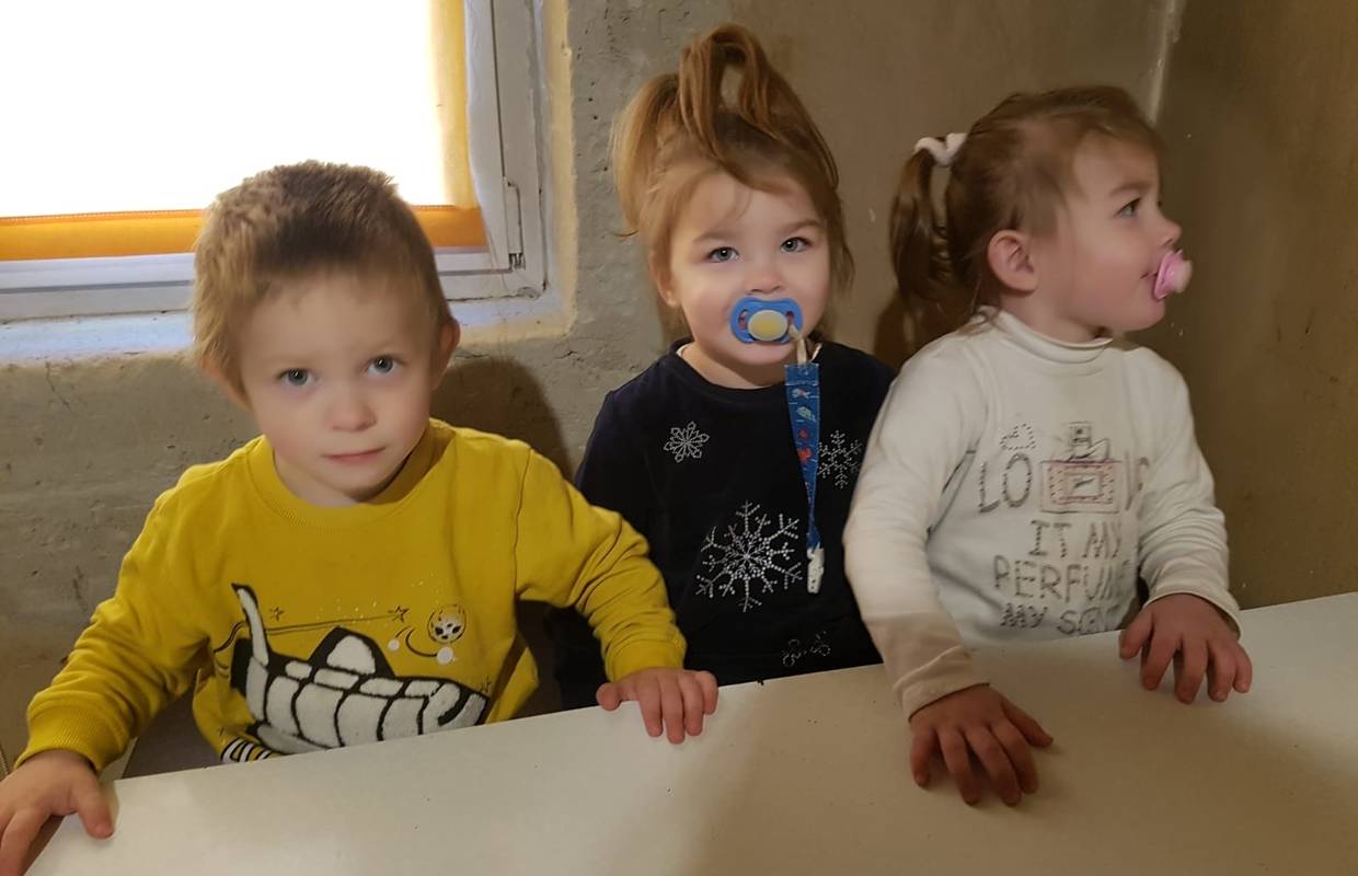 Potres im uzeo dom: S trojkama u kontejneru čekamo Božić