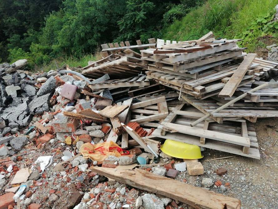 EKSKLUZIVNO Zatrpao potok građevinskim otpadom: 'Nema dozvole, ali bacamo na svoje'