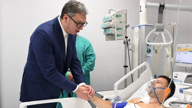 FOTO Teško ranjenog policajca u bolnici posjetio Vučić: 'Čestitao sam mu na izuzetnoj hrabrosti'