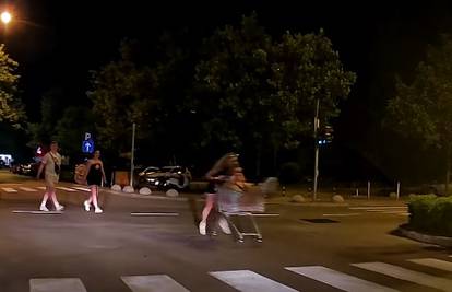 Video divljanja turista u Splitu: Jure kroz raskrižje  u suprotnom smjeru. U kolicima za šoping!