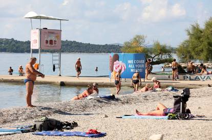 FOTO U Vodicama je jesen samo u kalendaru: Turisti na plažama upijaju sunce i uživaju u moru