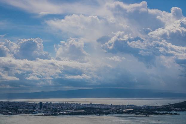 Olujni oblaci iznad Splita i šire okolice
