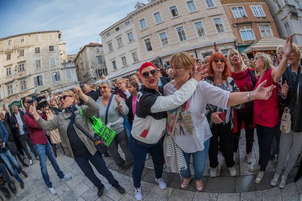 Split: Građani se okupili u spomen na Halida Bešlića na gradskoj Pjaci