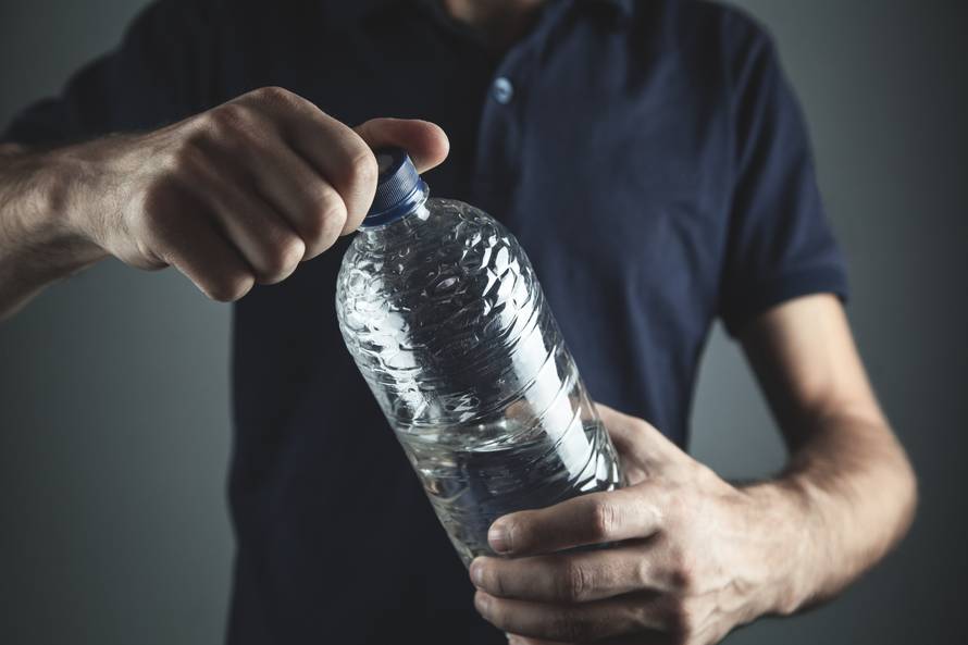 Samo otvaranje plastične boce otpušta gomilu mikroplastike