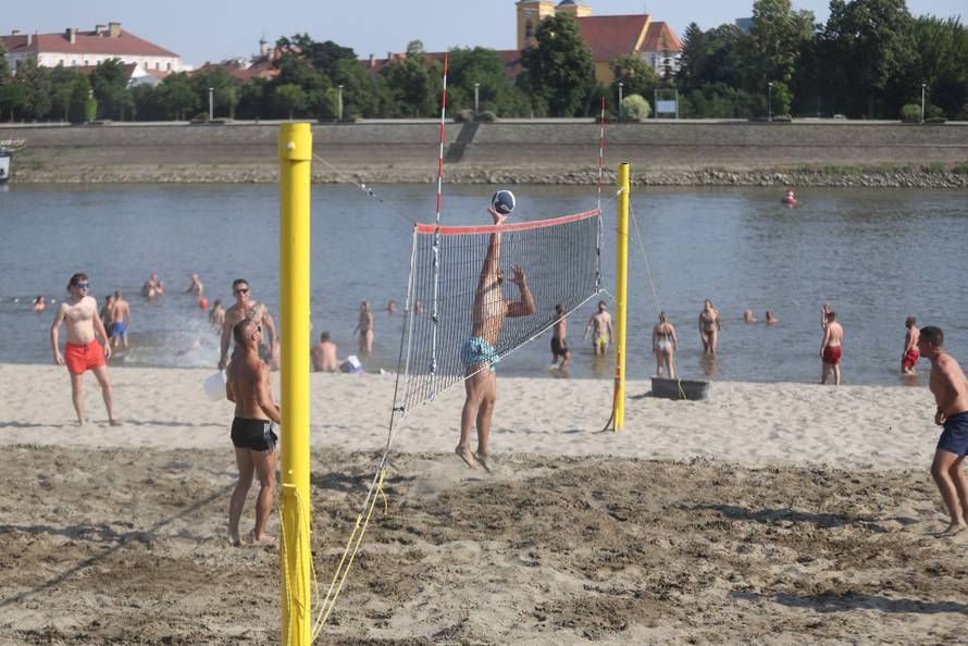Osijek: Velika temperature je natjerala građane da potraže rashlađenje na Dravi