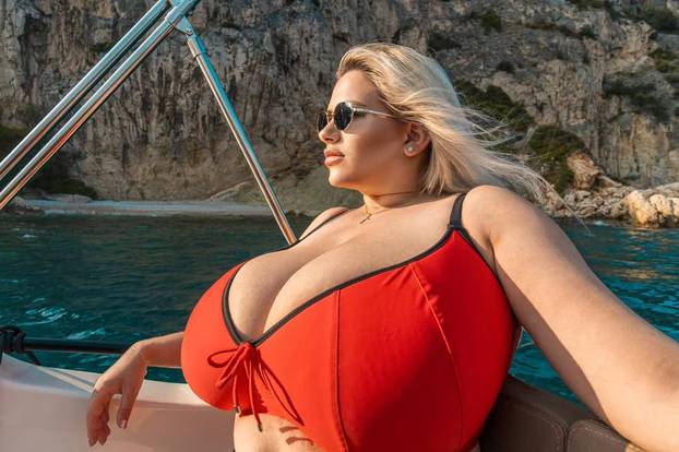 FOTO Grudi joj rastu iz dana u dan: 'Više im ne znam veličinu, nosim grudnjake po mjeri'