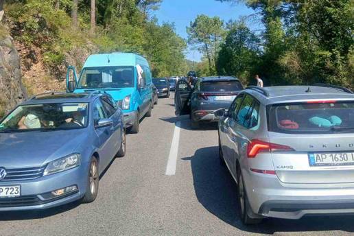 FOTO KAOS NA JUGU HRVATSKE Na ulazu u  Crnu Goru kolona &ccaron;ak 20 km: '&Ccaron;eka se i do dest sati!'