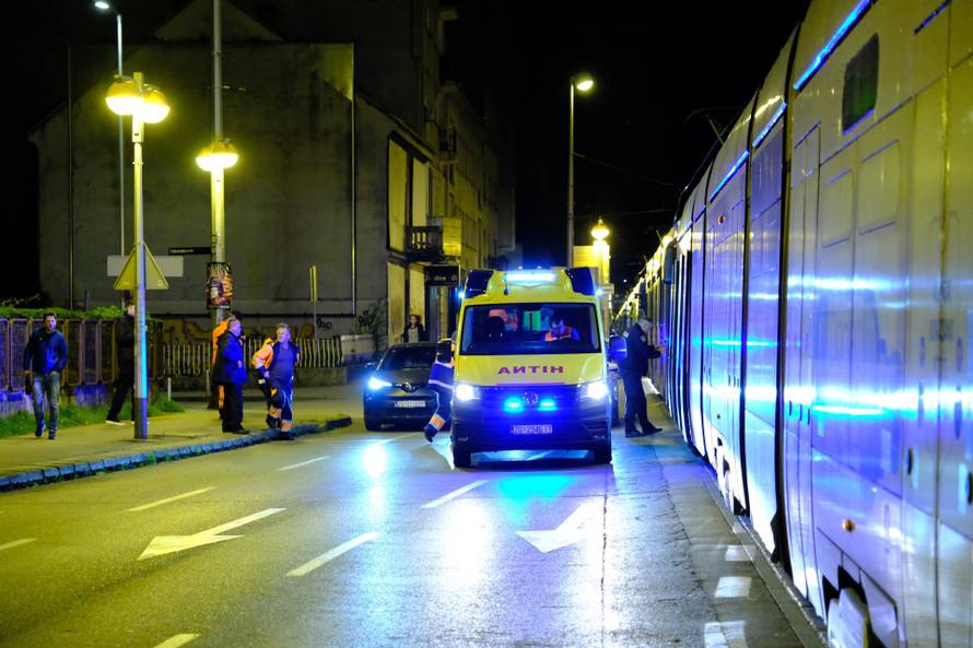 Zagreb: Zastoj tramvaja u Savskoj, policija i hitna na terenu
