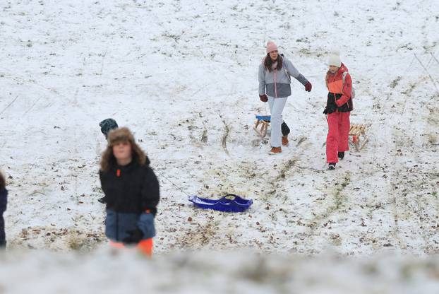 Zagreb: Maksimir, jedno od omiljenih mjesta za sanjkanje, grudanje ili šetnju po snijegu