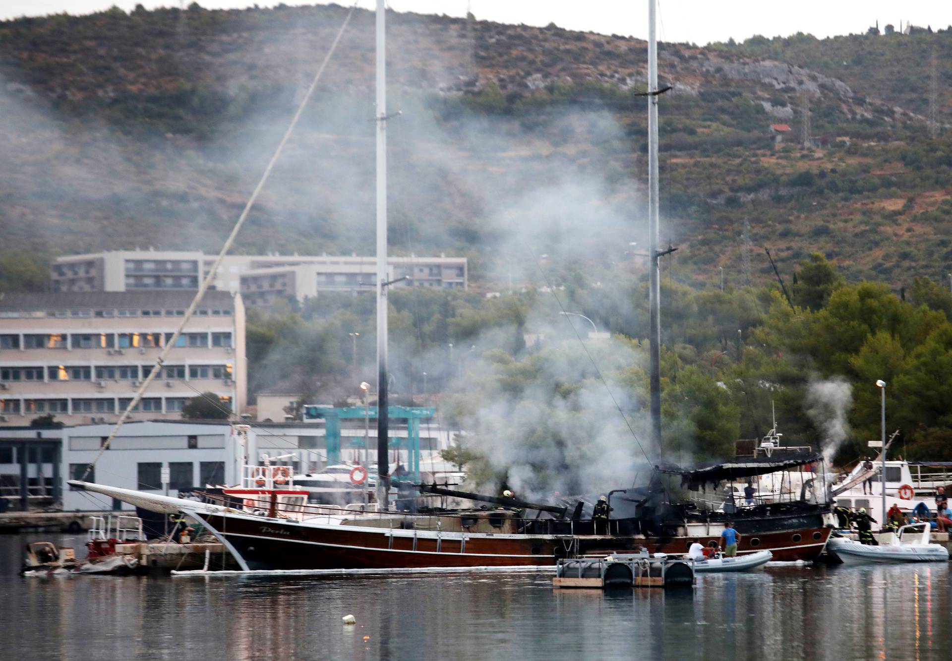 Šibenik: Izbio požar na turističkom jedrenjaku, očevid u tijeku