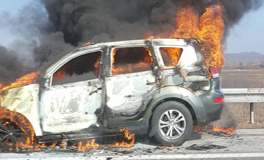 Buktinja na A3 kod Novske: Citroen je u potpunosti izgorio