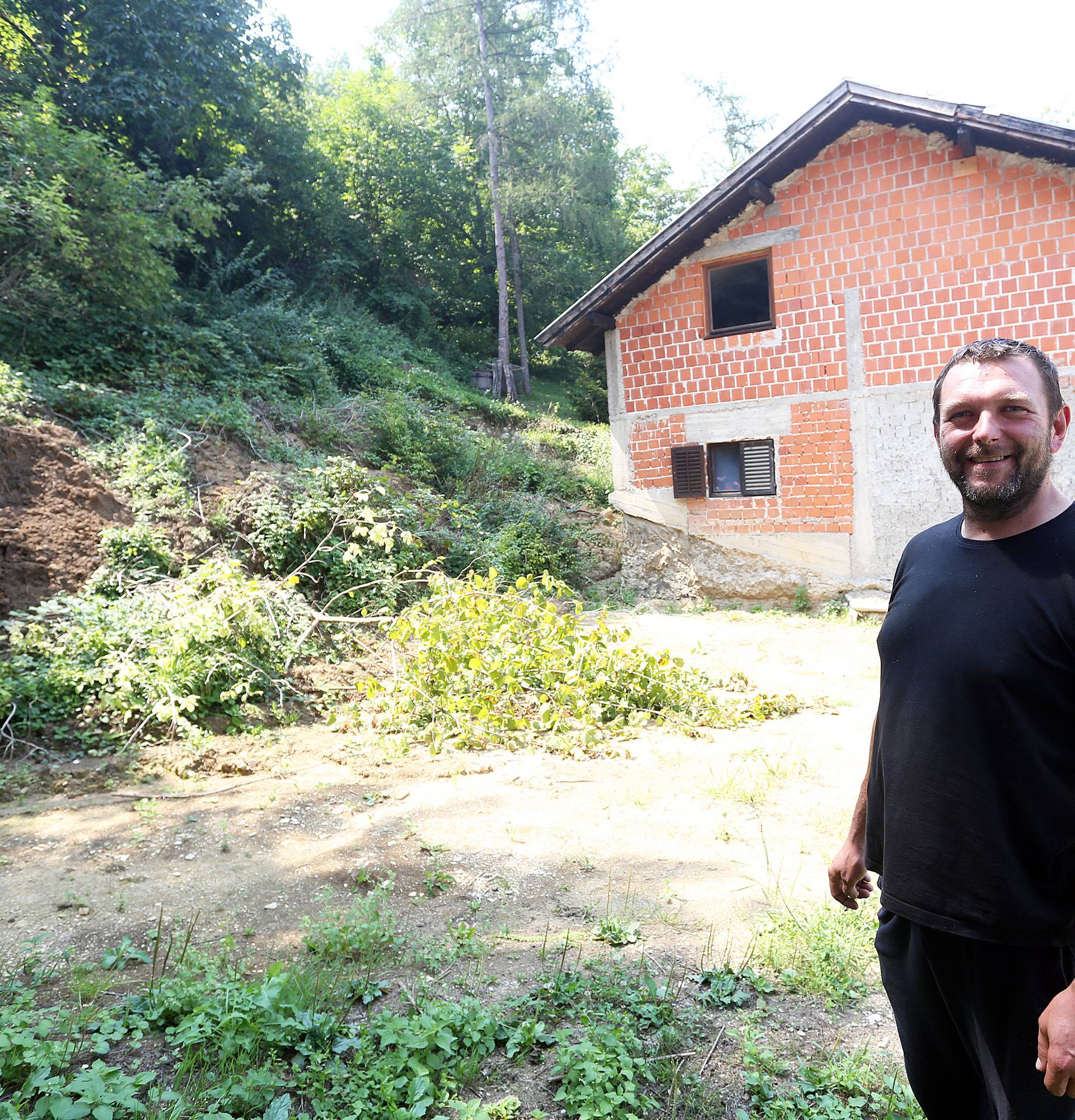 'Jesam ti rekel': Prijatelj rušio stablo i srušio mu ga na kuću!