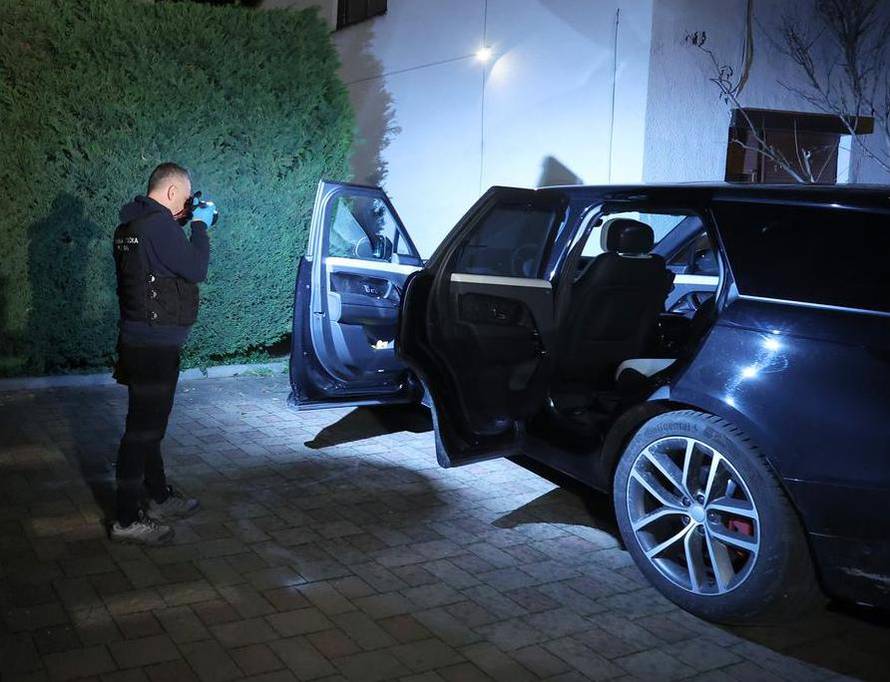 Inspektori ispred kuće Andrije Mikulića detaljno pretražili njegov automobil