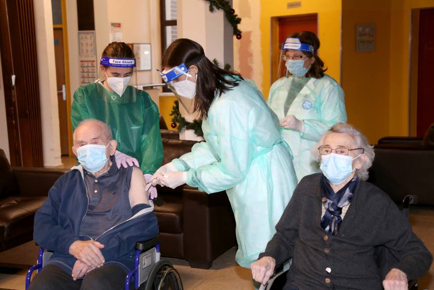 Cijepio se prvi liječnik u Splitu: 'Ne vjerujte onima koji govore da cjepivo nije sigurno'