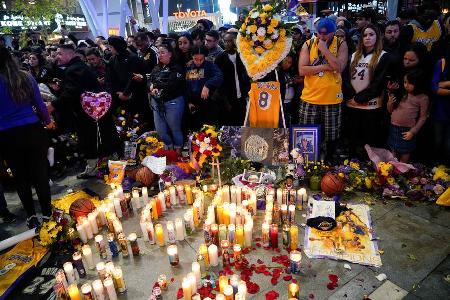 Rijeke navijača odaju počast Kobeju ispred njegova Staplesa