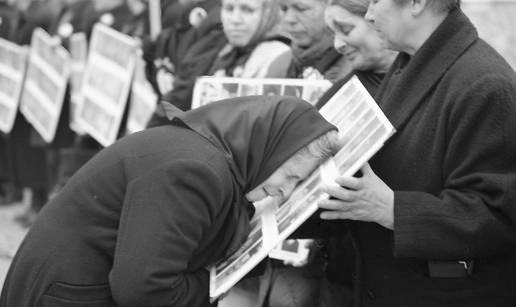 FOTO Suze, očaj i bol. Ovako su prije trideset godina u Zagrebu tražili pravdu za nestale u ratu