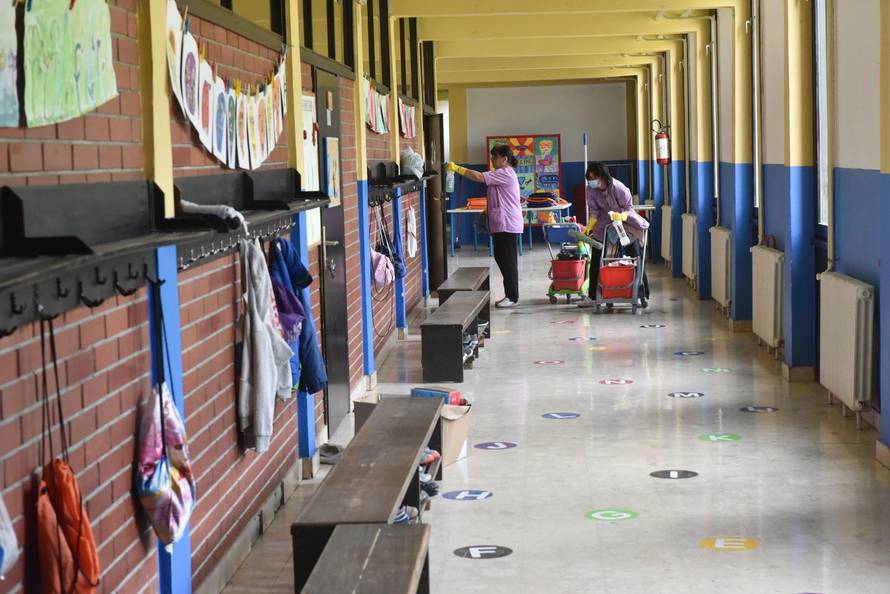 Ravnatelji: Bolje bi bilo da su se u škole prvo vratili osmaši