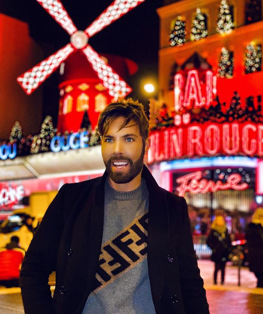 Mačak posjetio slavni kabaret, uživa u pariškoj božićnoj bajci