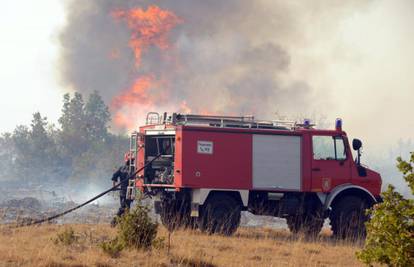 Gasitelje na Danilu čeka teška noć, izgorjele 2 kamene kuće