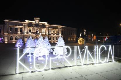 FOTO Božićna čarolija u centru Koprivnice: Pogledajte kako je grad zasjao u novom ruhu...