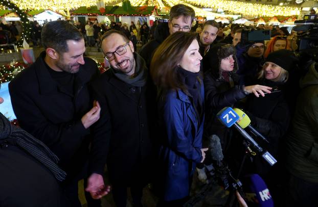 Zagreb: Paljenje prve adventske svijeće na Trgu bana Josipa Jelačića