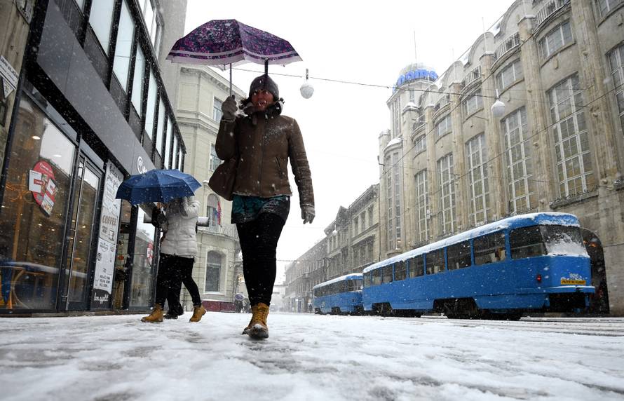 HGSS nepokretnom muškarcu kod Gračaca donio hranu i drva