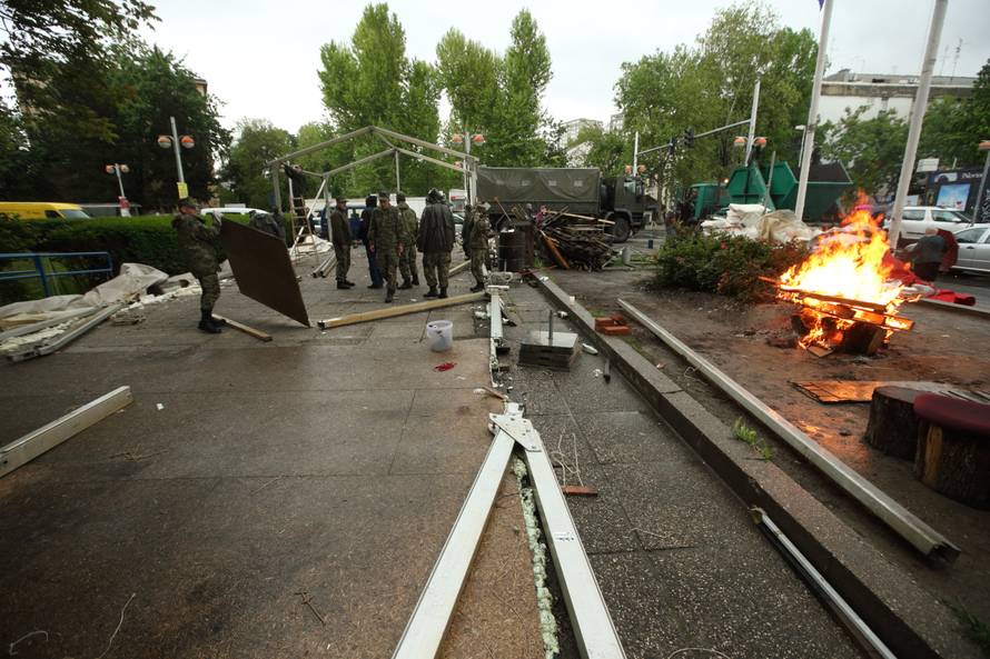 Pomaže im i vojska: Počelo je demontiranje šatora u Savskoj