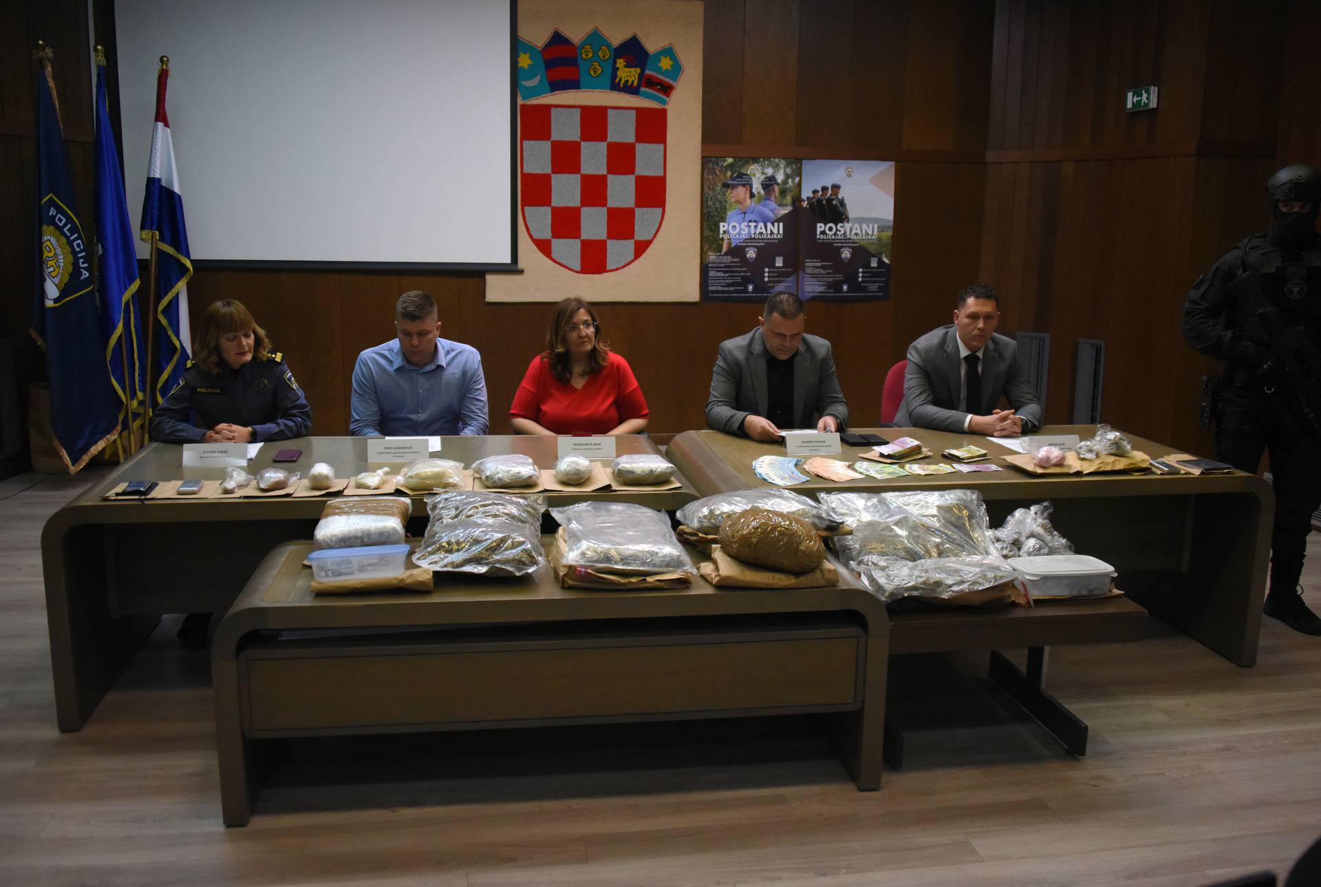 Pula: Policijski službenici PU Istarske i PU Zagrebacke, uhitili 10 osoba osumnji?enih za trgovinu drogom