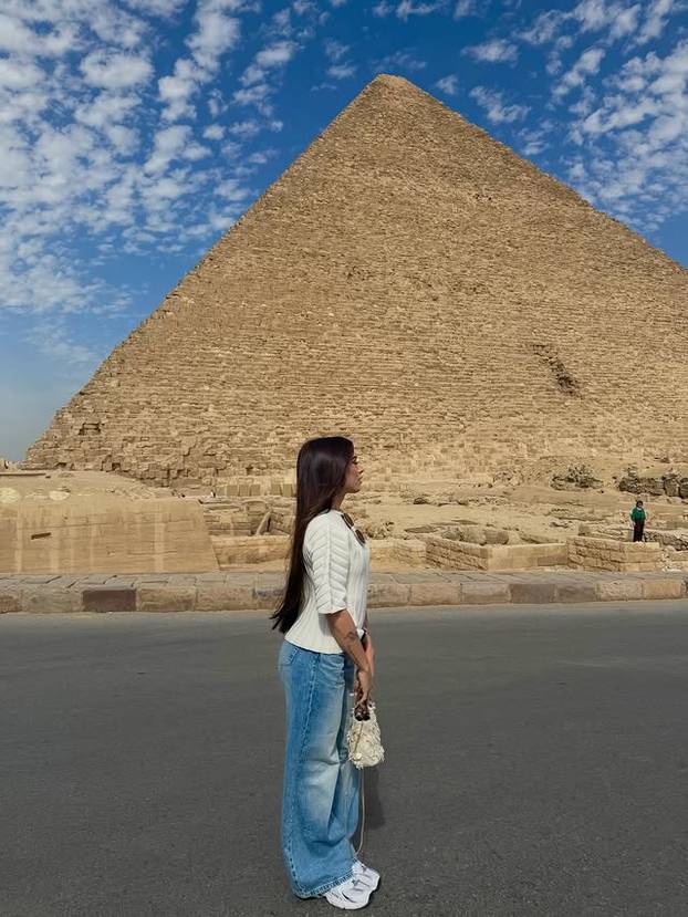 FOTO Tko je ova tajanstvena ljepotica? Društvene mreže gore zbog fotki u oskudnom bikiniju