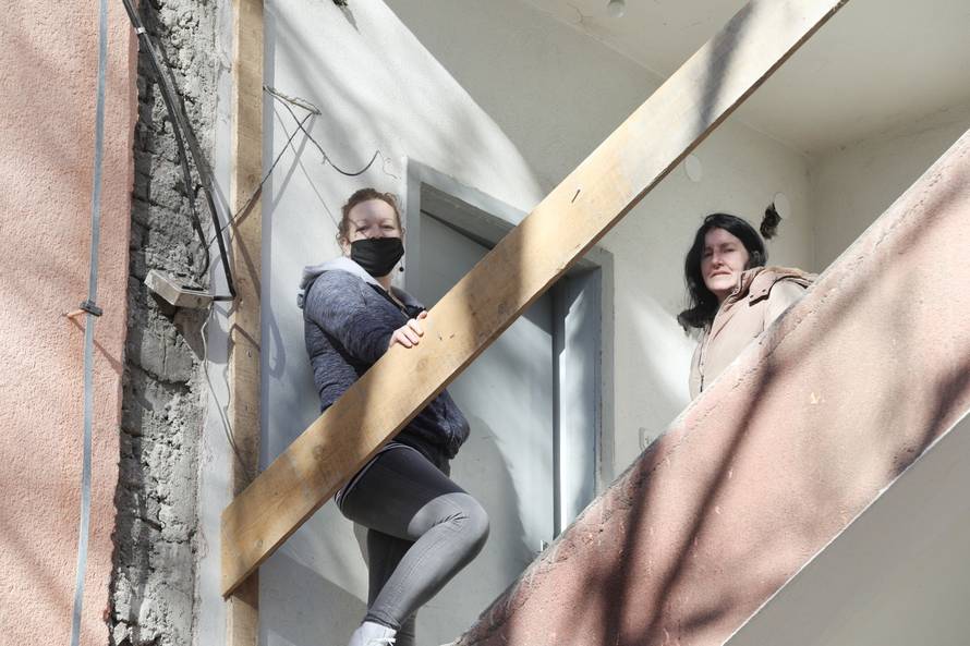 U Kninu se urušio dio stambene zgrade na trgu Oluje