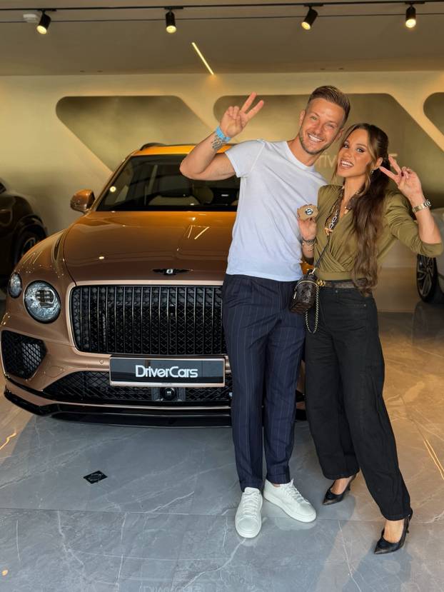 FOTO Raquel Mauri ima novu zvijer od 300.000 eura? U Bentleyju se ljubila s Rakitićem