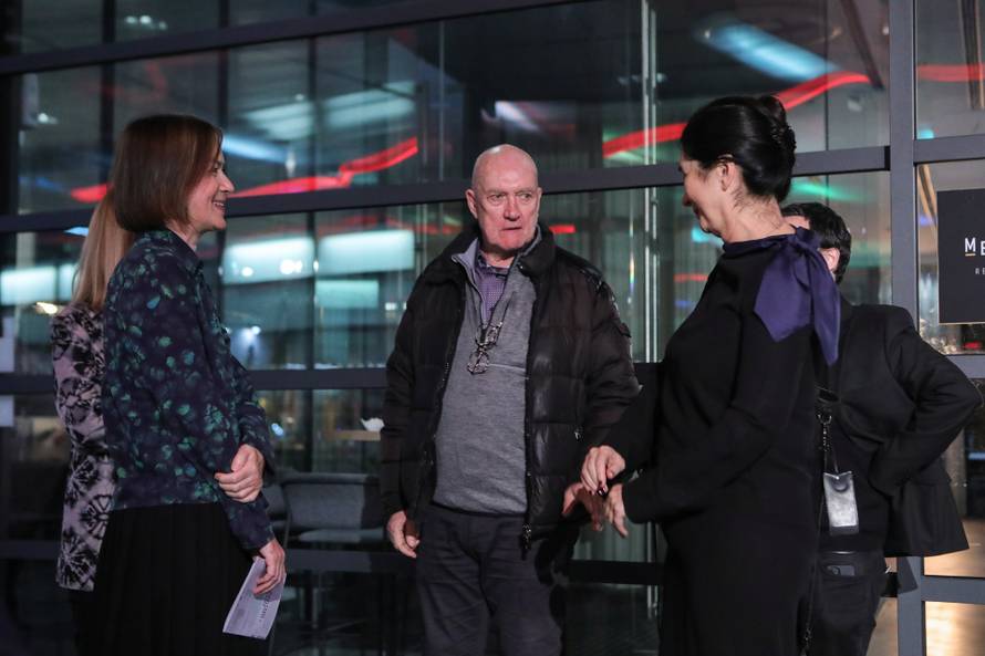 Zagreb: Otvorena retrospektivna izložba "Putnik" slikara Seana Scullyja