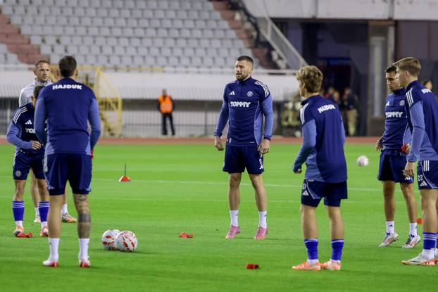 Zagrijavanje nogometaša uoči početka utakmice 13. kola SuperSport HNL-a između Hajduka i Osijeka