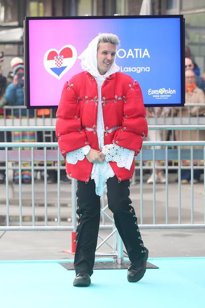 FOTO  Kandže, čipka i dekoltei: Ove outfite su nosili natjecatelji Eurosonga na tirkiznom tepihu