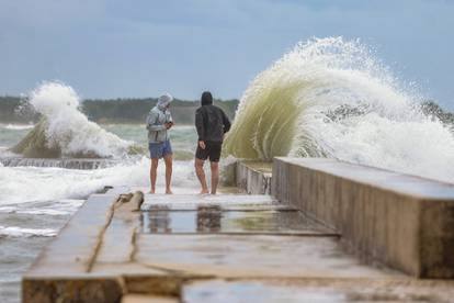 FOTO Umag pod vodom: Snažan vjetar izmamio surfere na more, šetače je 'okupao' ogroman val