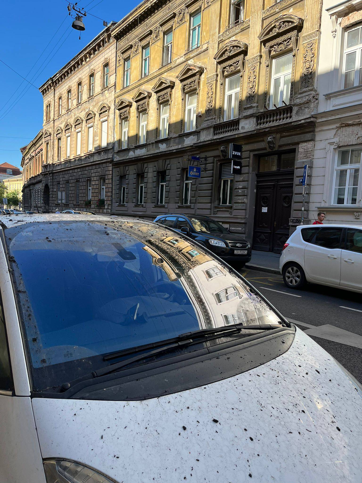 Dan nakon požara: Pogledajte kako izgleda izgorjelo krovište, pepeo se zalijepio po autima