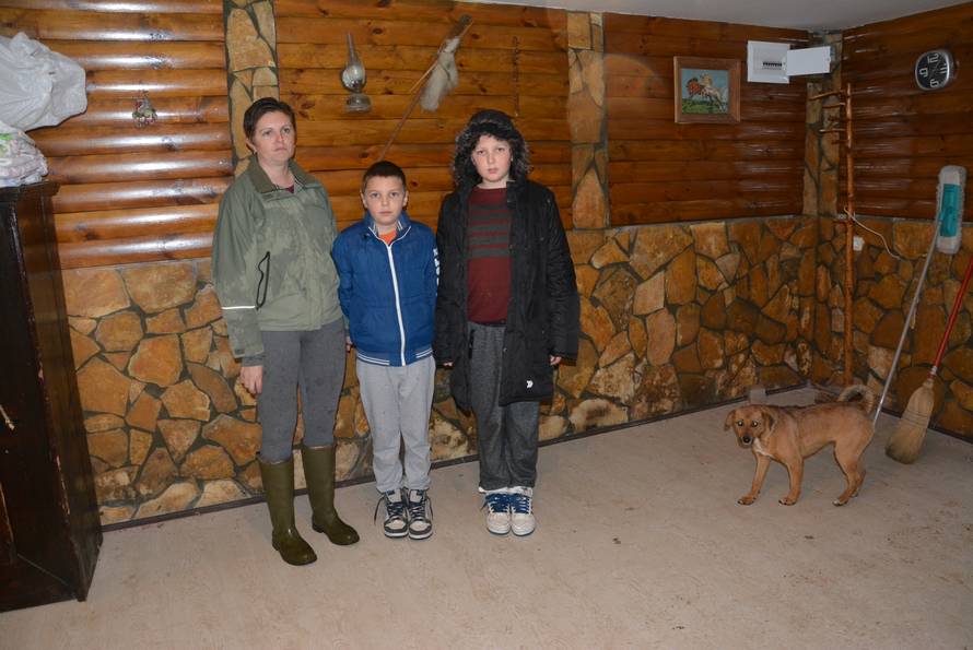 U Petrinji strepe od odrona, u Kosinju po hranu idu čamcima