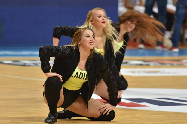 Zadar: PlesaÄice zabavljale publiku na Zadar Basketball Tournamentu